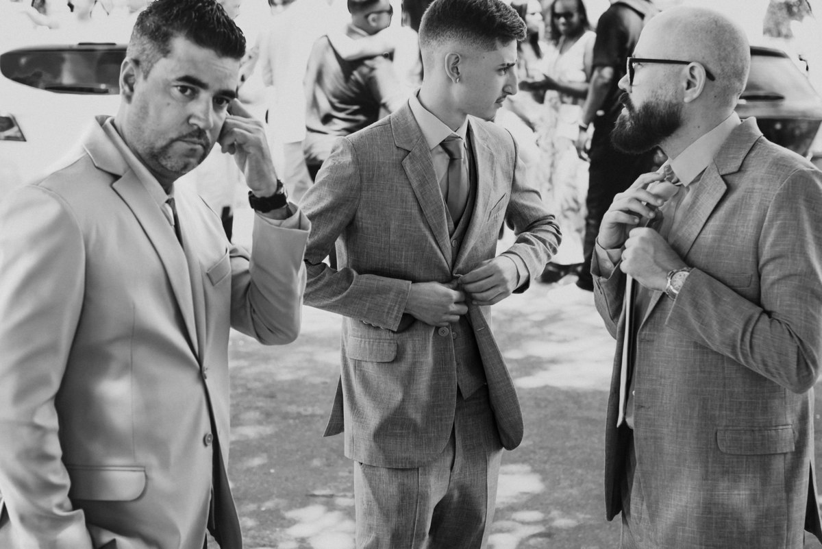 Casamento civil de Débora e Vladimir na Freguesia do Ó, em São Paulo. Fotografia documental com luz suave, família presente, alegria sincera e momentos reais. Um registro leve e verdadeiro de um casamento civil cheio de significado.