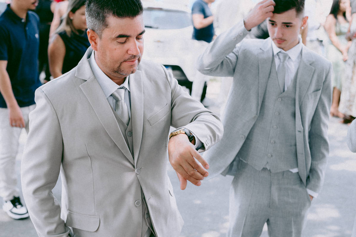 Casamento civil de Débora e Vladimir na Freguesia do Ó, em São Paulo. Fotografia documental com luz suave, família presente, alegria sincera e momentos reais. Um registro leve e verdadeiro de um casamento civil cheio de significado.