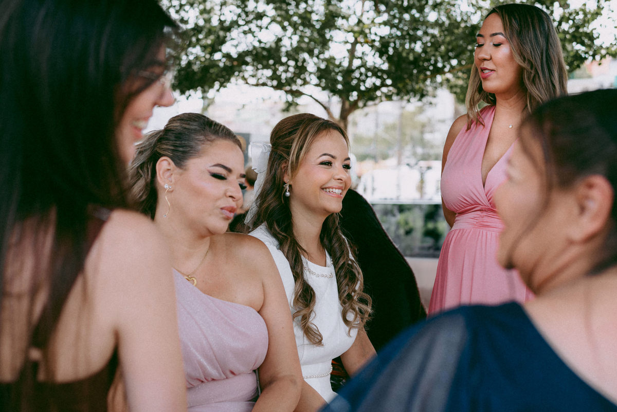 Casamento civil de Débora e Vladimir na Freguesia do Ó, em São Paulo. Fotografia documental com luz suave, família presente, alegria sincera e momentos reais. Um registro leve e verdadeiro de um casamento civil cheio de significado.