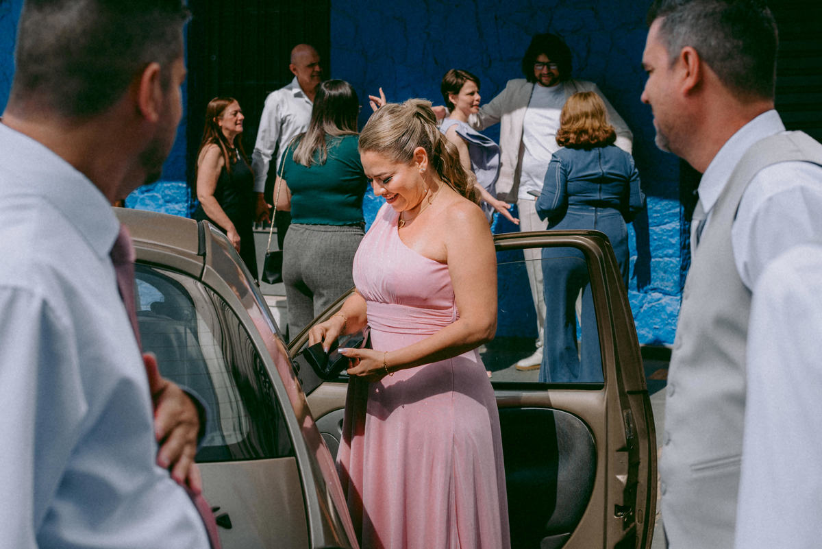Casamento civil de Débora e Vladimir na Freguesia do Ó, em São Paulo. Fotografia documental com luz suave, família presente, alegria sincera e momentos reais. Um registro leve e verdadeiro de um casamento civil cheio de significado.