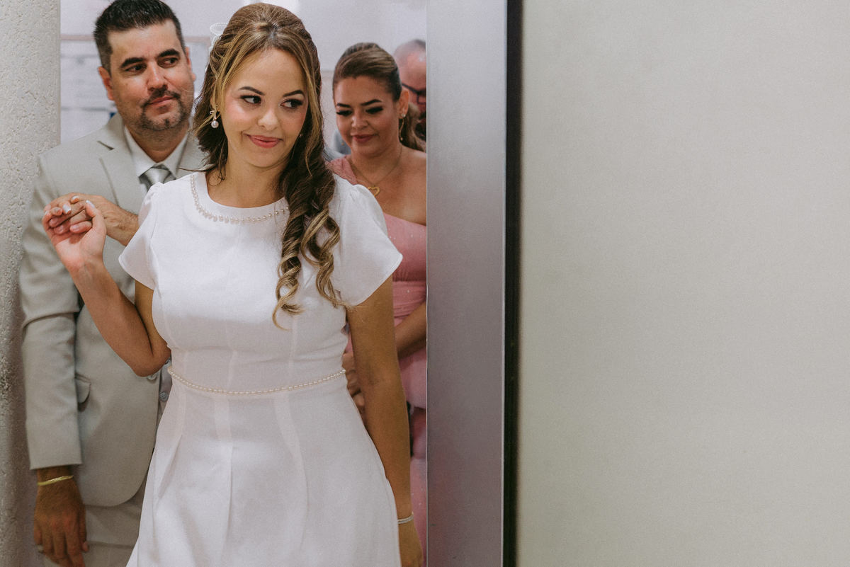 Casamento civil de Débora e Vladimir na Freguesia do Ó, em São Paulo. Fotografia documental com luz suave, família presente, alegria sincera e momentos reais. Um registro leve e verdadeiro de um casamento civil cheio de significado.