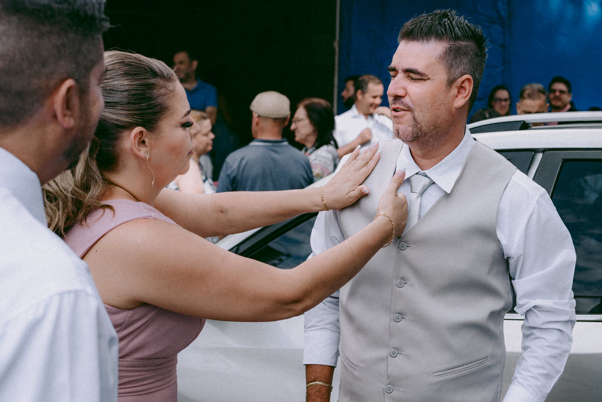 Casamento civil de Débora e Vladimir na Freguesia do Ó, em São Paulo. Fotografia documental com luz suave, família presente, alegria sincera e momentos reais. Um registro leve e verdadeiro de um casamento civil cheio de significado.