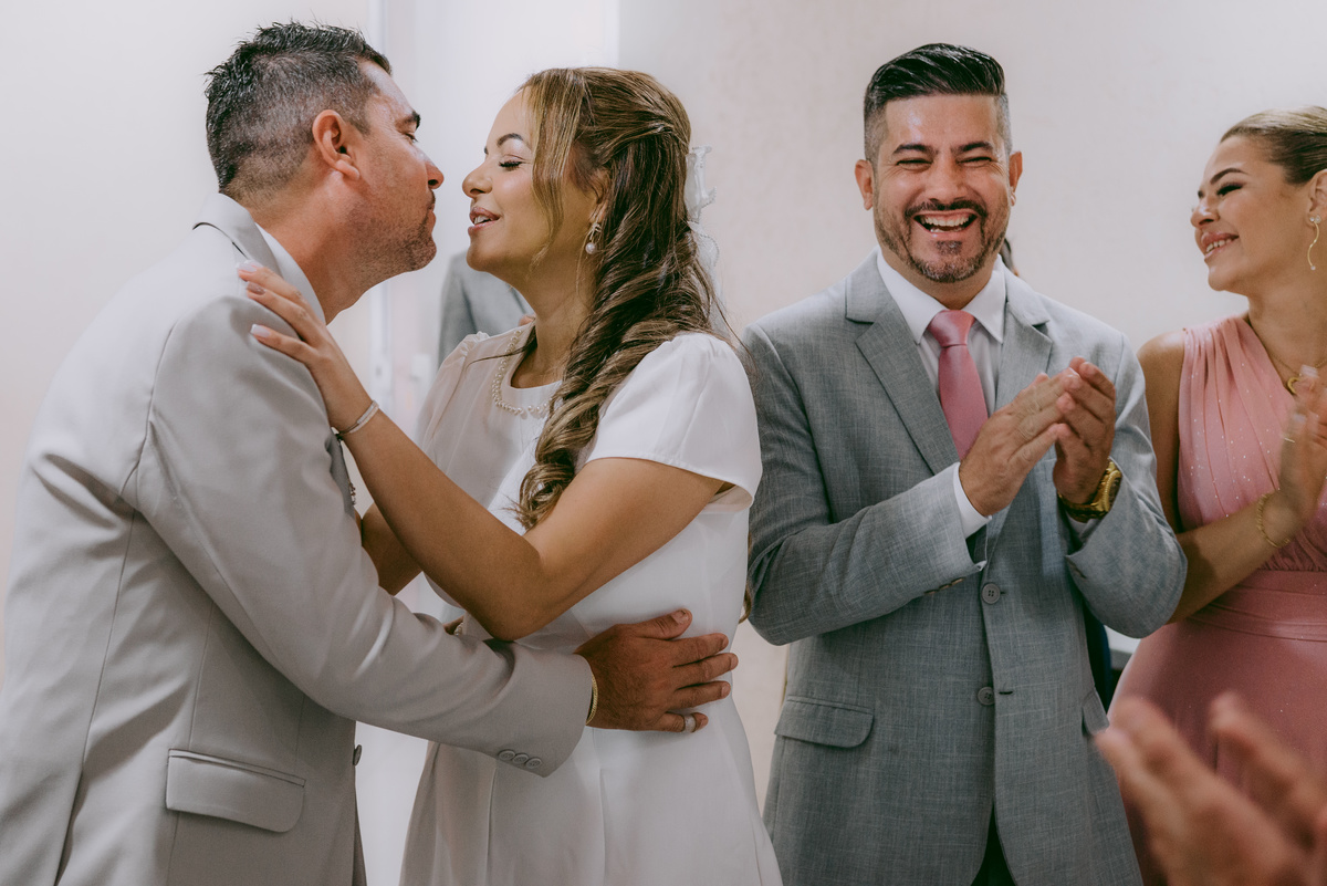 Casamento civil de Débora e Vladimir na Freguesia do Ó, em São Paulo. Fotografia documental com luz suave, família presente, alegria sincera e momentos reais. Um registro leve e verdadeiro de um casamento civil cheio de significado.