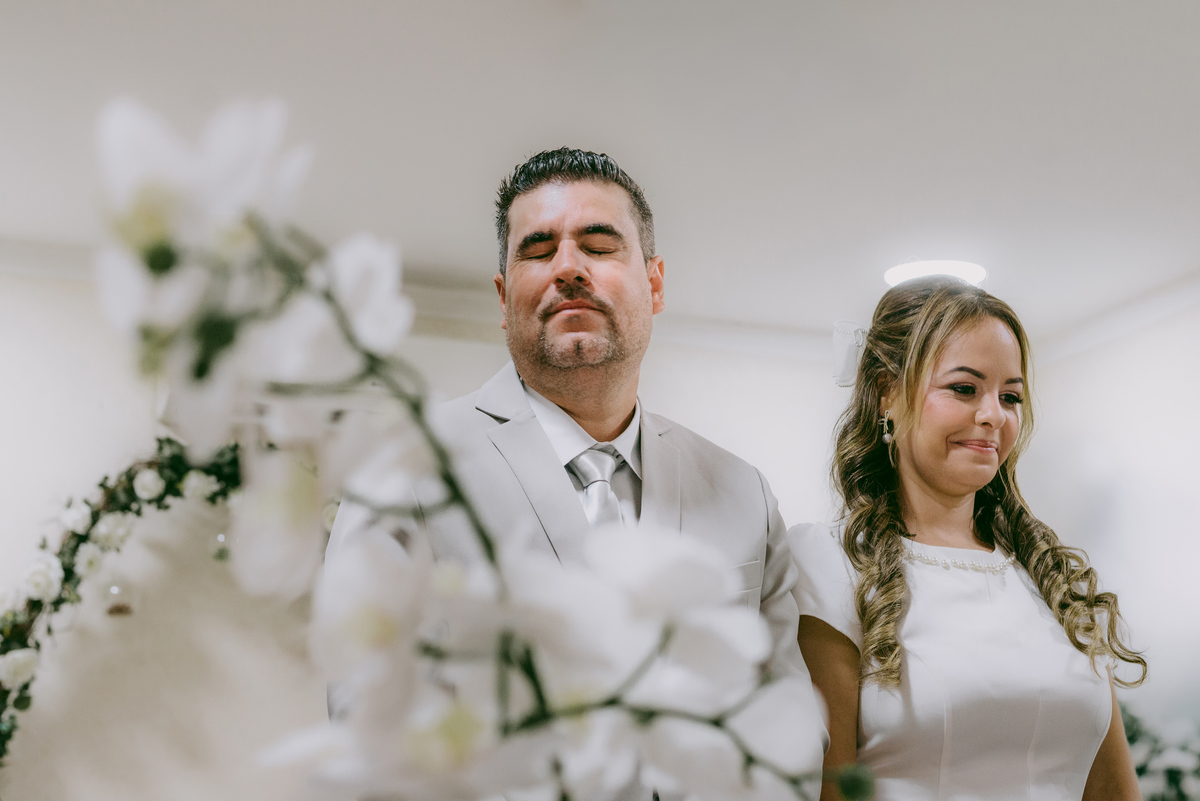 Casamento civil de Débora e Vladimir na Freguesia do Ó, em São Paulo. Fotografia documental com luz suave, família presente, alegria sincera e momentos reais. Um registro leve e verdadeiro de um casamento civil cheio de significado.