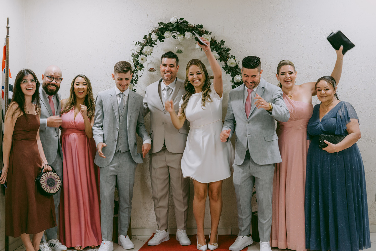 Casamento civil de Débora e Vladimir na Freguesia do Ó, em São Paulo. Fotografia documental com luz suave, família presente, alegria sincera e momentos reais. Um registro leve e verdadeiro de um casamento civil cheio de significado.