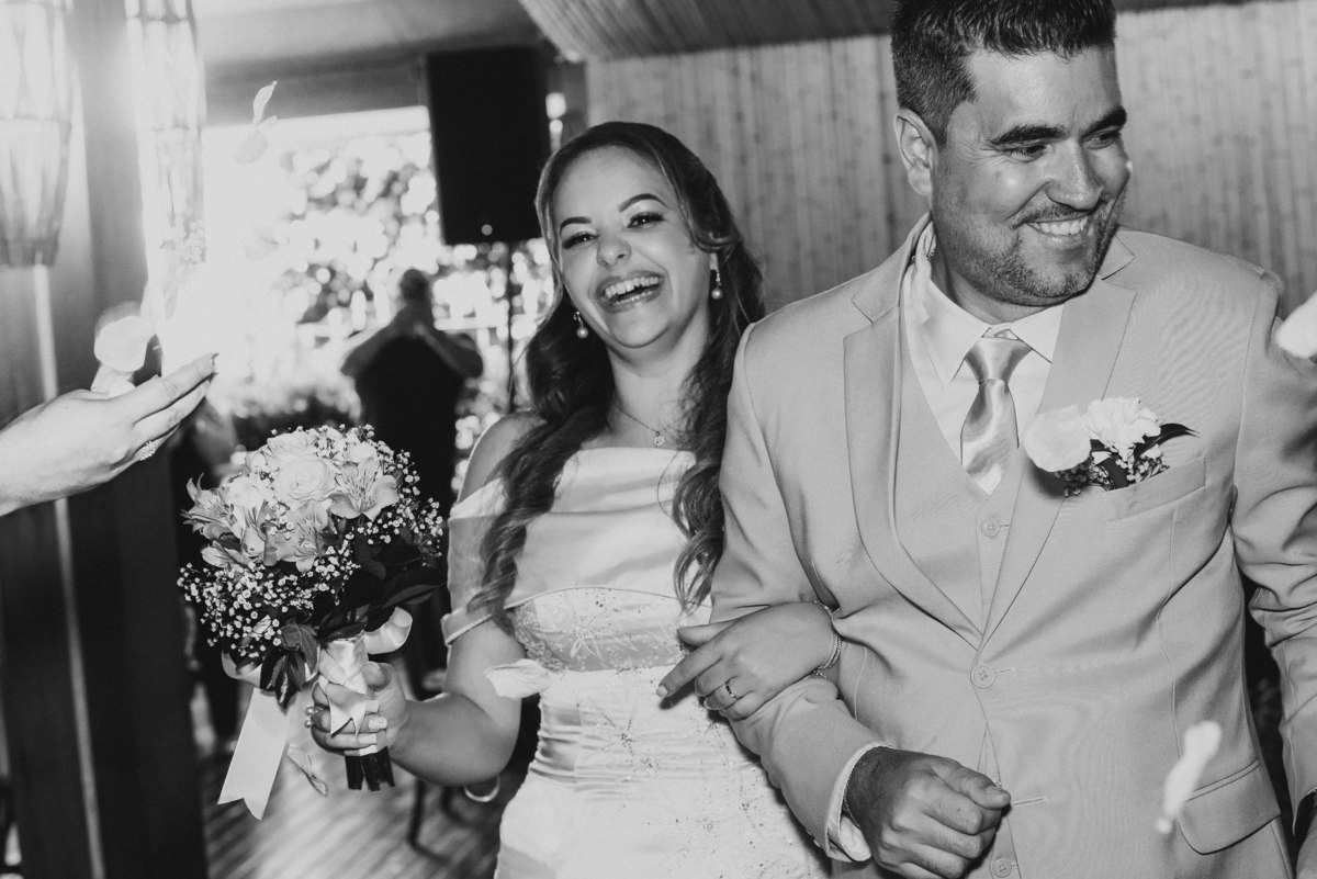 casamento civil, festa de casamento, churrascaria Golden Grill, São Paulo, fotografia documental, cerimônia intimista, troca de alianças, oração, família, amigos, risadas, dança, cerveja, emoção, fotos espontâneas, casamento leve, amor verdadeiro