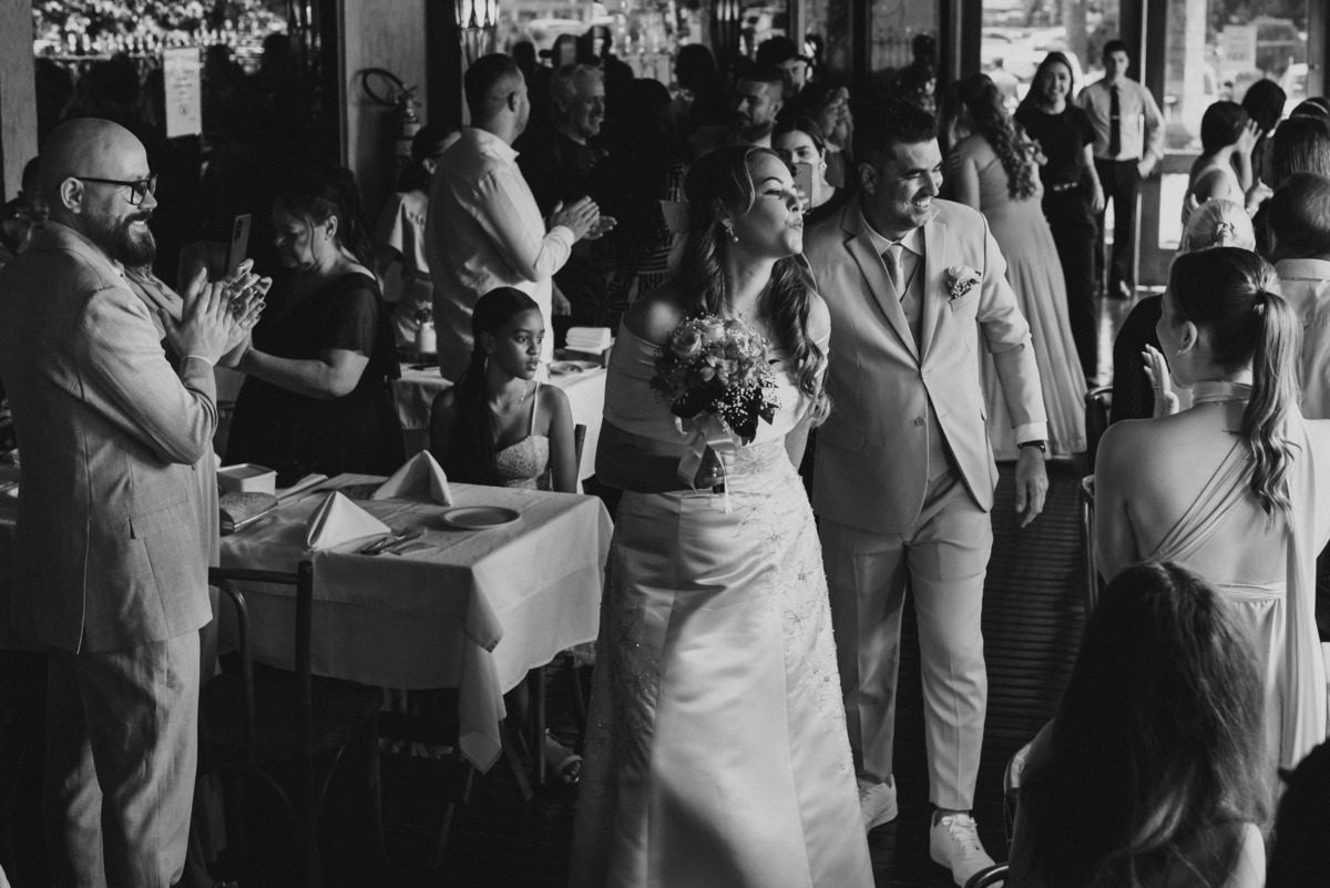 casamento civil, festa de casamento, churrascaria Golden Grill, São Paulo, fotografia documental, cerimônia intimista, troca de alianças, oração, família, amigos, risadas, dança, cerveja, emoção, fotos espontâneas, casamento leve, amor verdadeiro
