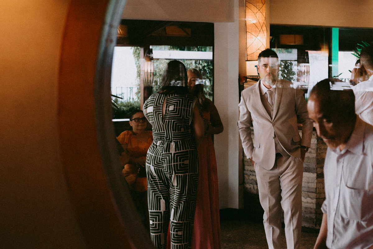 casamento civil, festa de casamento, churrascaria Golden Grill, São Paulo, fotografia documental, cerimônia intimista, troca de alianças, oração, família, amigos, risadas, dança, cerveja, emoção, fotos espontâneas, casamento leve, amor verdadeiro