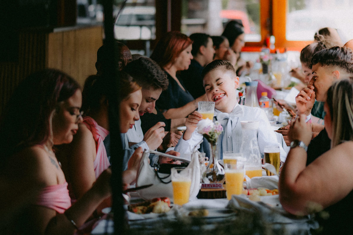casamento civil, festa de casamento, churrascaria Golden Grill, São Paulo, fotografia documental, cerimônia intimista, troca de alianças, oração, família, amigos, risadas, dança, cerveja, emoção, fotos espontâneas, casamento leve, amor verdadeiro