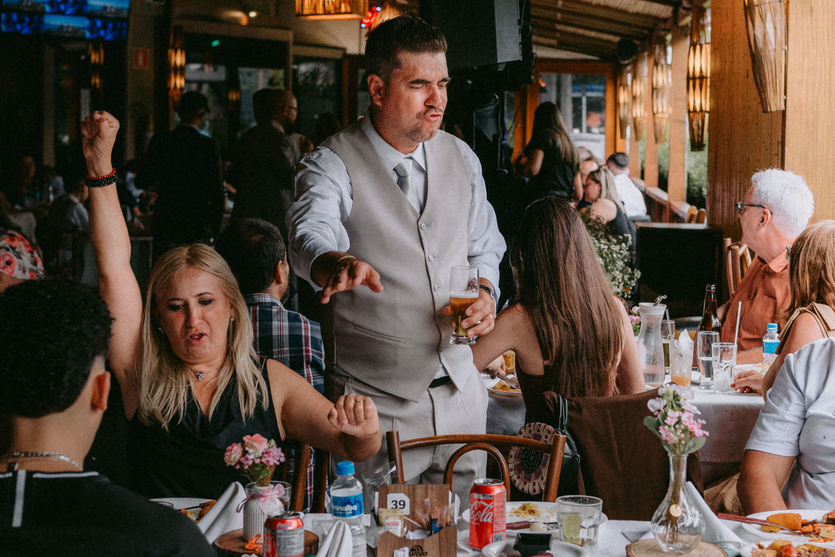 casamento civil, festa de casamento, churrascaria Golden Grill, São Paulo, fotografia documental, cerimônia intimista, troca de alianças, oração, família, amigos, risadas, dança, cerveja, emoção, fotos espontâneas, casamento leve, amor verdadeiro