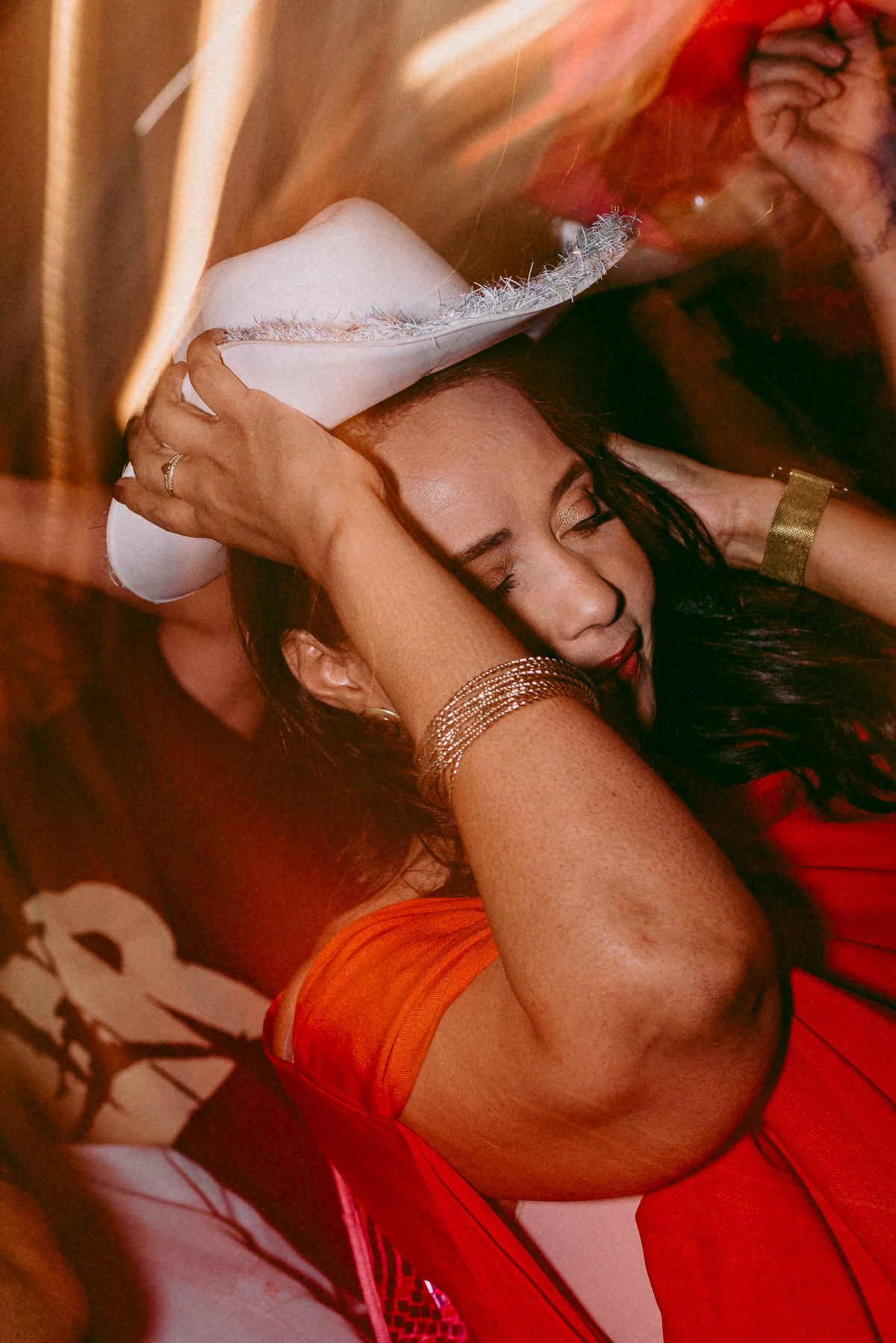 casamento civil, festa de casamento, churrascaria Golden Grill, São Paulo, fotografia documental, cerimônia intimista, troca de alianças, oração, família, amigos, risadas, dança, cerveja, emoção, fotos espontâneas, casamento leve, amor verdadeiro