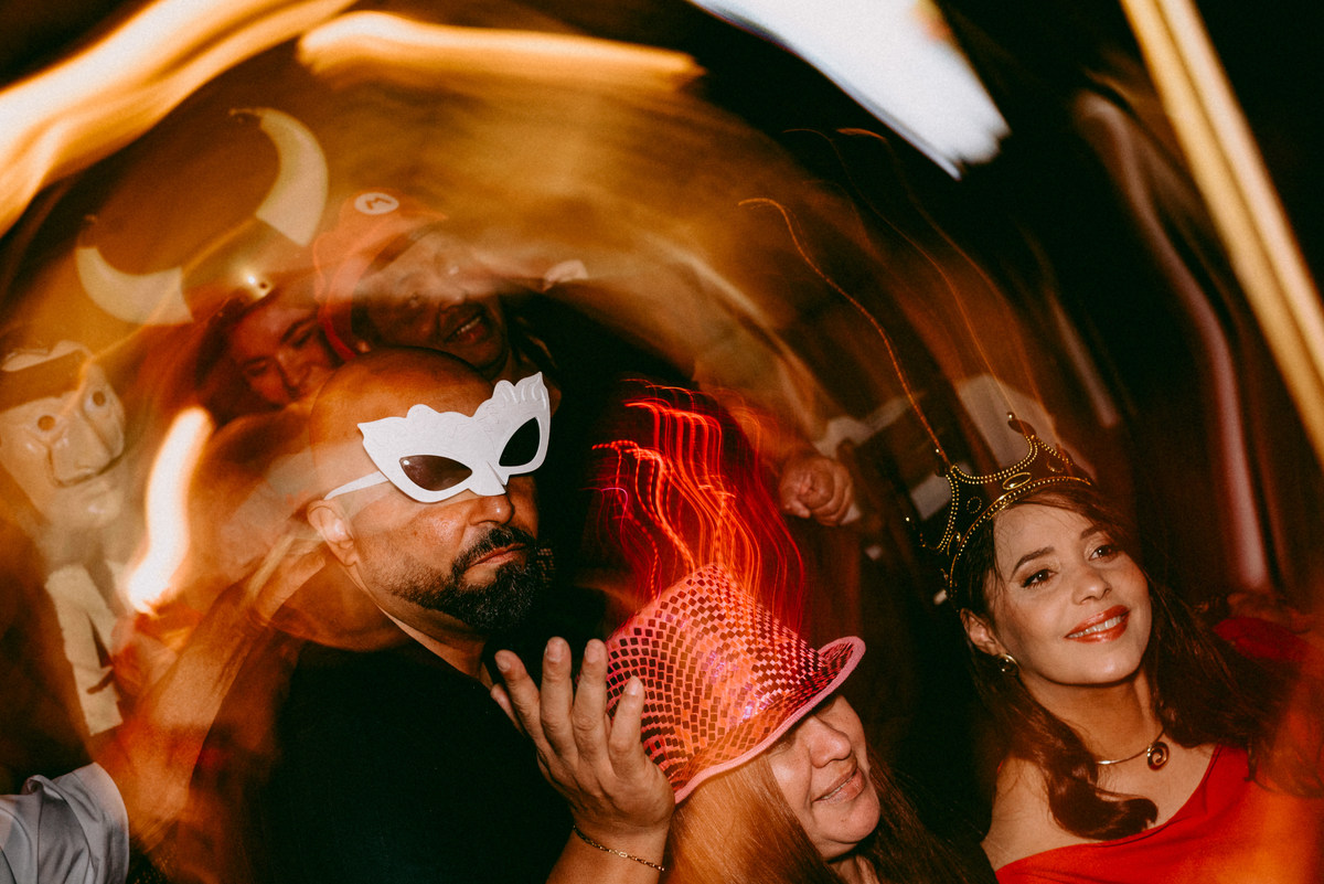 casamento civil, festa de casamento, churrascaria Golden Grill, São Paulo, fotografia documental, cerimônia intimista, troca de alianças, oração, família, amigos, risadas, dança, cerveja, emoção, fotos espontâneas, casamento leve, amor verdadeiro