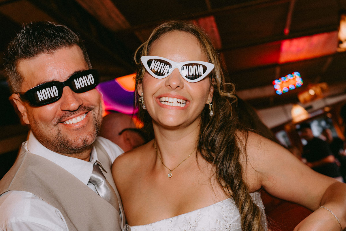 casamento civil, festa de casamento, churrascaria Golden Grill, São Paulo, fotografia documental, cerimônia intimista, troca de alianças, oração, família, amigos, risadas, dança, cerveja, emoção, fotos espontâneas, casamento leve, amor verdadeiro