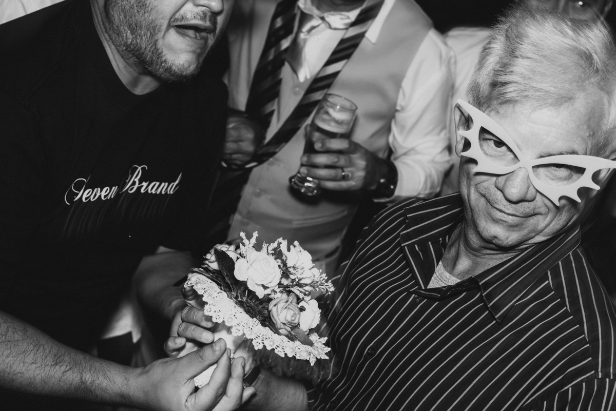 casamento civil, festa de casamento, churrascaria Golden Grill, São Paulo, fotografia documental, cerimônia intimista, troca de alianças, oração, família, amigos, risadas, dança, cerveja, emoção, fotos espontâneas, casamento leve, amor verdadeiro