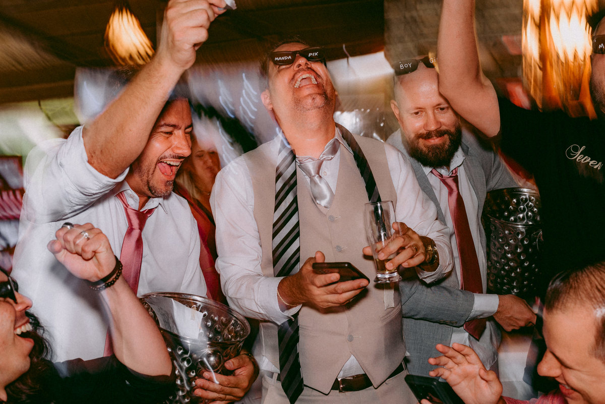 casamento civil, festa de casamento, churrascaria Golden Grill, São Paulo, fotografia documental, cerimônia intimista, troca de alianças, oração, família, amigos, risadas, dança, cerveja, emoção, fotos espontâneas, casamento leve, amor verdadeiro