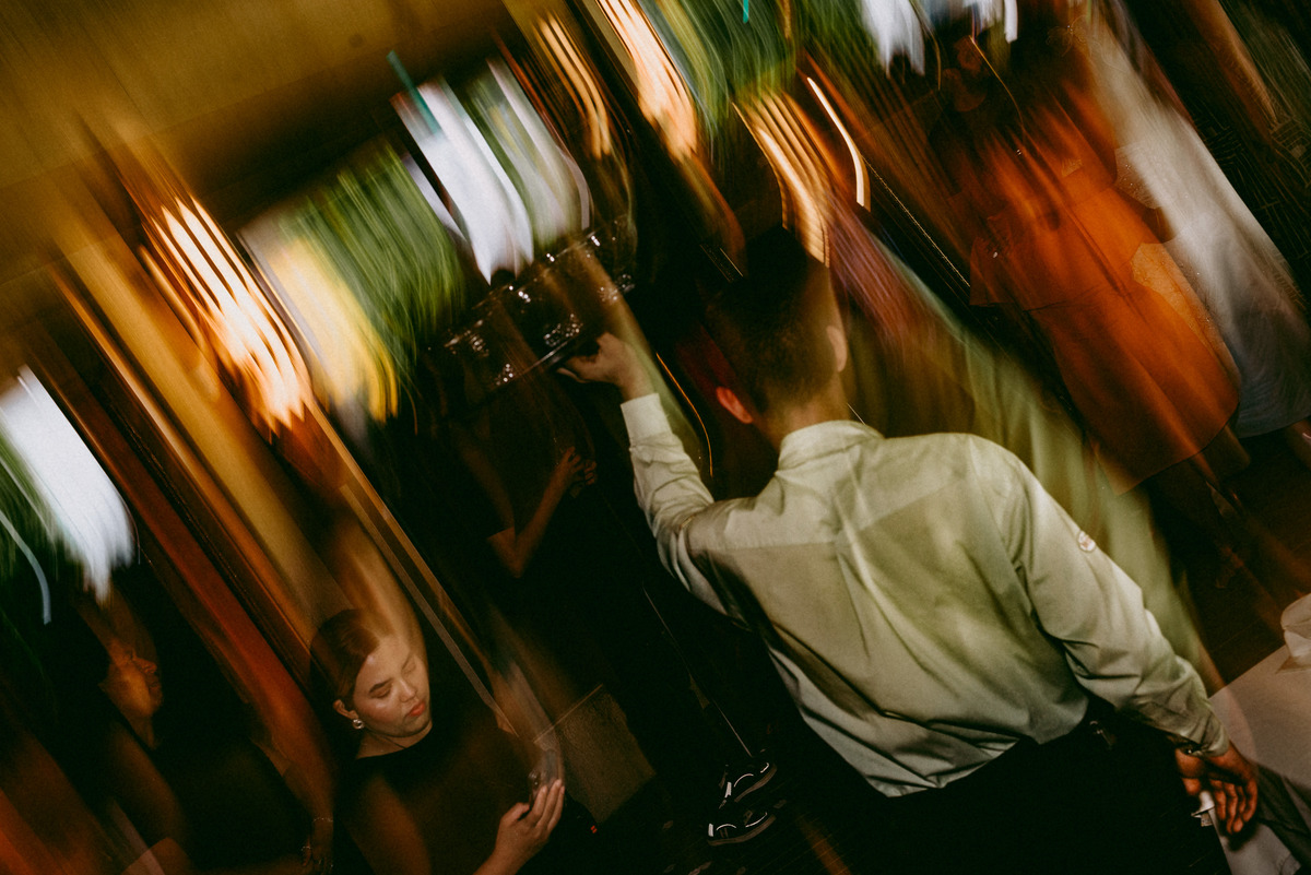 casamento civil, festa de casamento, churrascaria Golden Grill, São Paulo, fotografia documental, cerimônia intimista, troca de alianças, oração, família, amigos, risadas, dança, cerveja, emoção, fotos espontâneas, casamento leve, amor verdadeiro