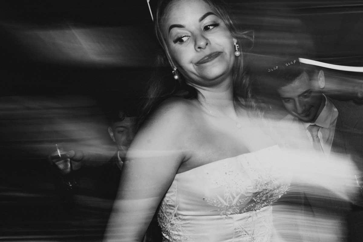 casamento civil, festa de casamento, churrascaria Golden Grill, São Paulo, fotografia documental, cerimônia intimista, troca de alianças, oração, família, amigos, risadas, dança, cerveja, emoção, fotos espontâneas, casamento leve, amor verdadeiro