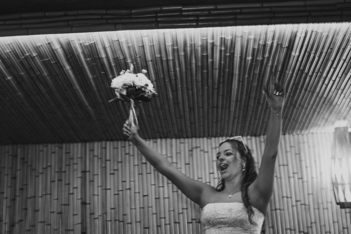 casamento civil, festa de casamento, churrascaria Golden Grill, São Paulo, fotografia documental, cerimônia intimista, troca de alianças, oração, família, amigos, risadas, dança, cerveja, emoção, fotos espontâneas, casamento leve, amor verdadeiro