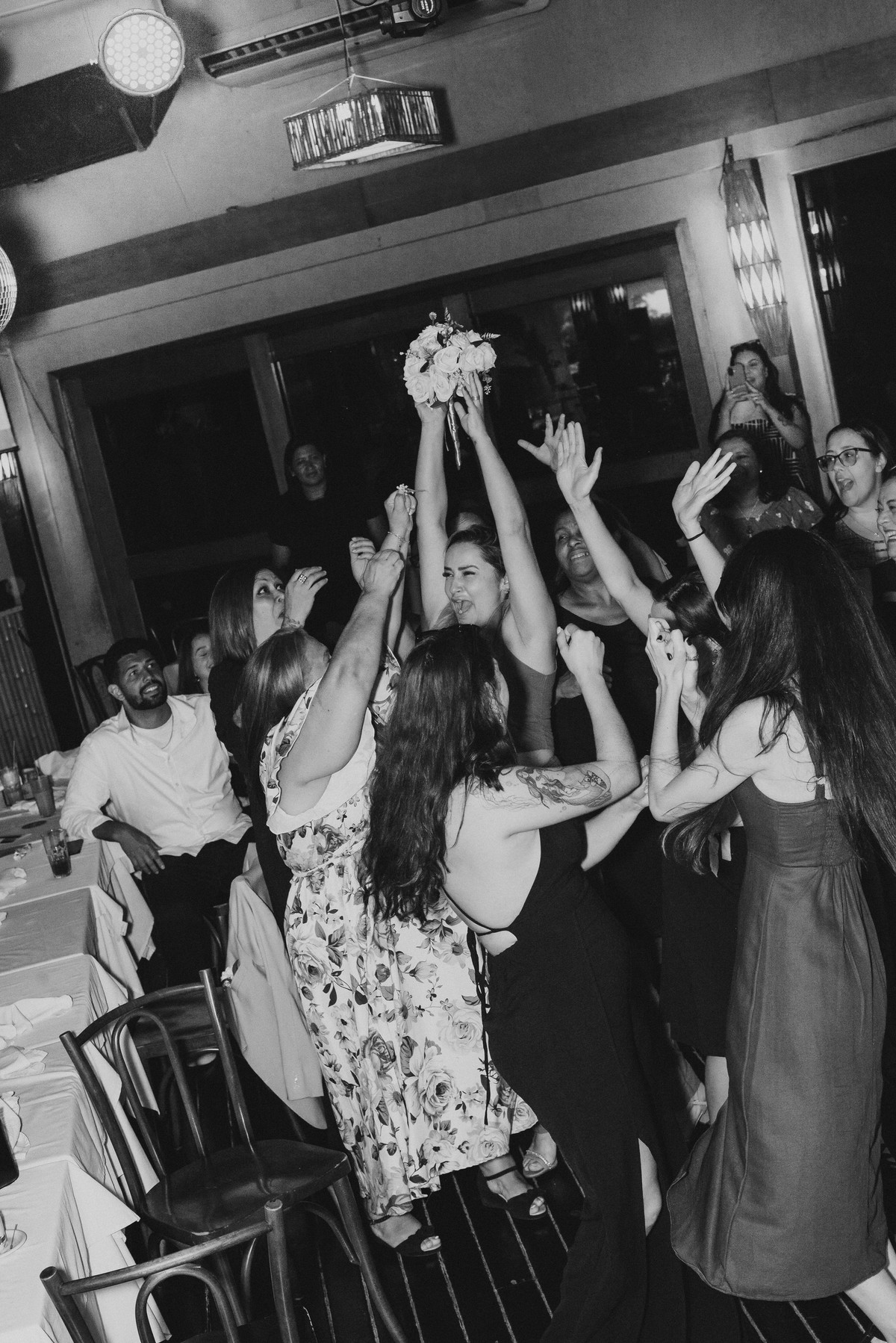 casamento civil, festa de casamento, churrascaria Golden Grill, São Paulo, fotografia documental, cerimônia intimista, troca de alianças, oração, família, amigos, risadas, dança, cerveja, emoção, fotos espontâneas, casamento leve, amor verdadeiro