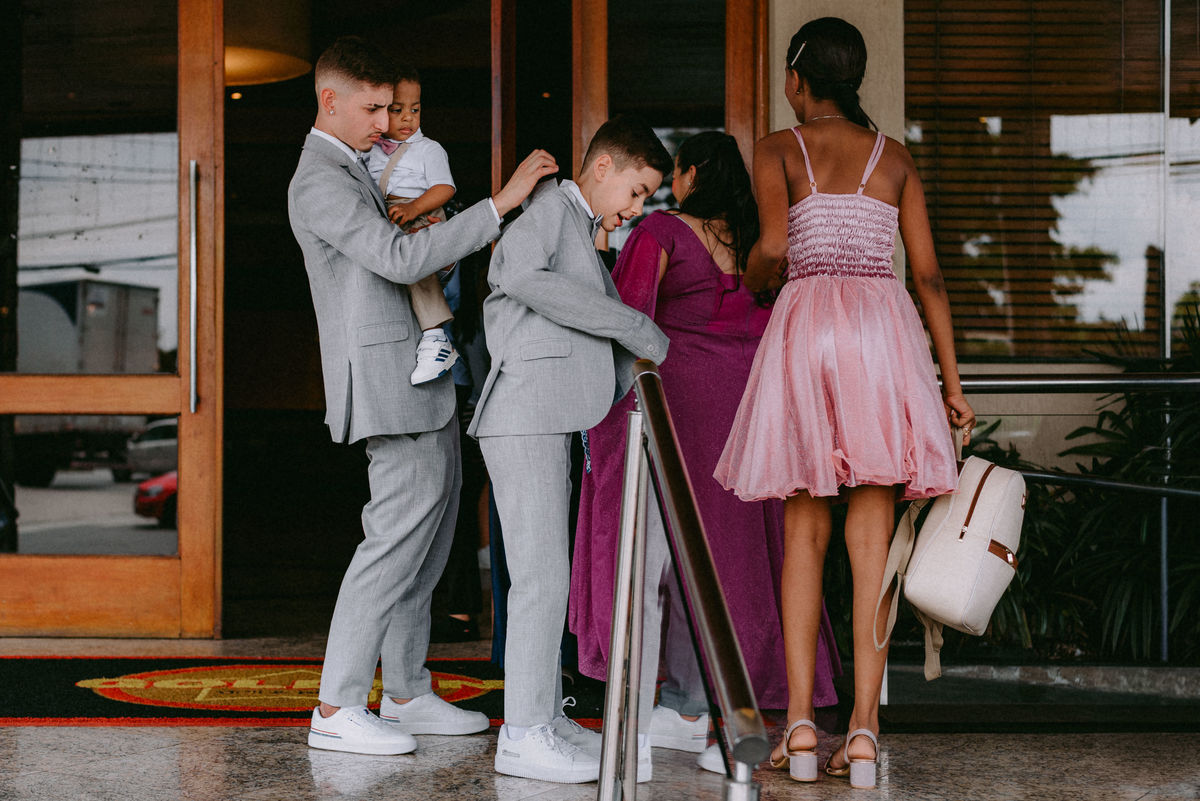 casamento civil, festa de casamento, churrascaria Golden Grill, São Paulo, fotografia documental, cerimônia intimista, troca de alianças, oração, família, amigos, risadas, dança, cerveja, emoção, fotos espontâneas, casamento leve, amor verdadeiro