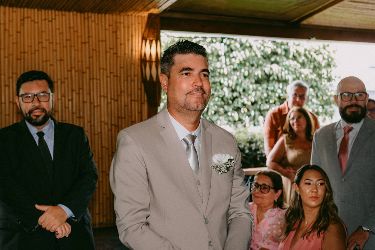 casamento civil, festa de casamento, churrascaria Golden Grill, São Paulo, fotografia documental, cerimônia intimista, troca de alianças, oração, família, amigos, risadas, dança, cerveja, emoção, fotos espontâneas, casamento leve, amor verdadeiro