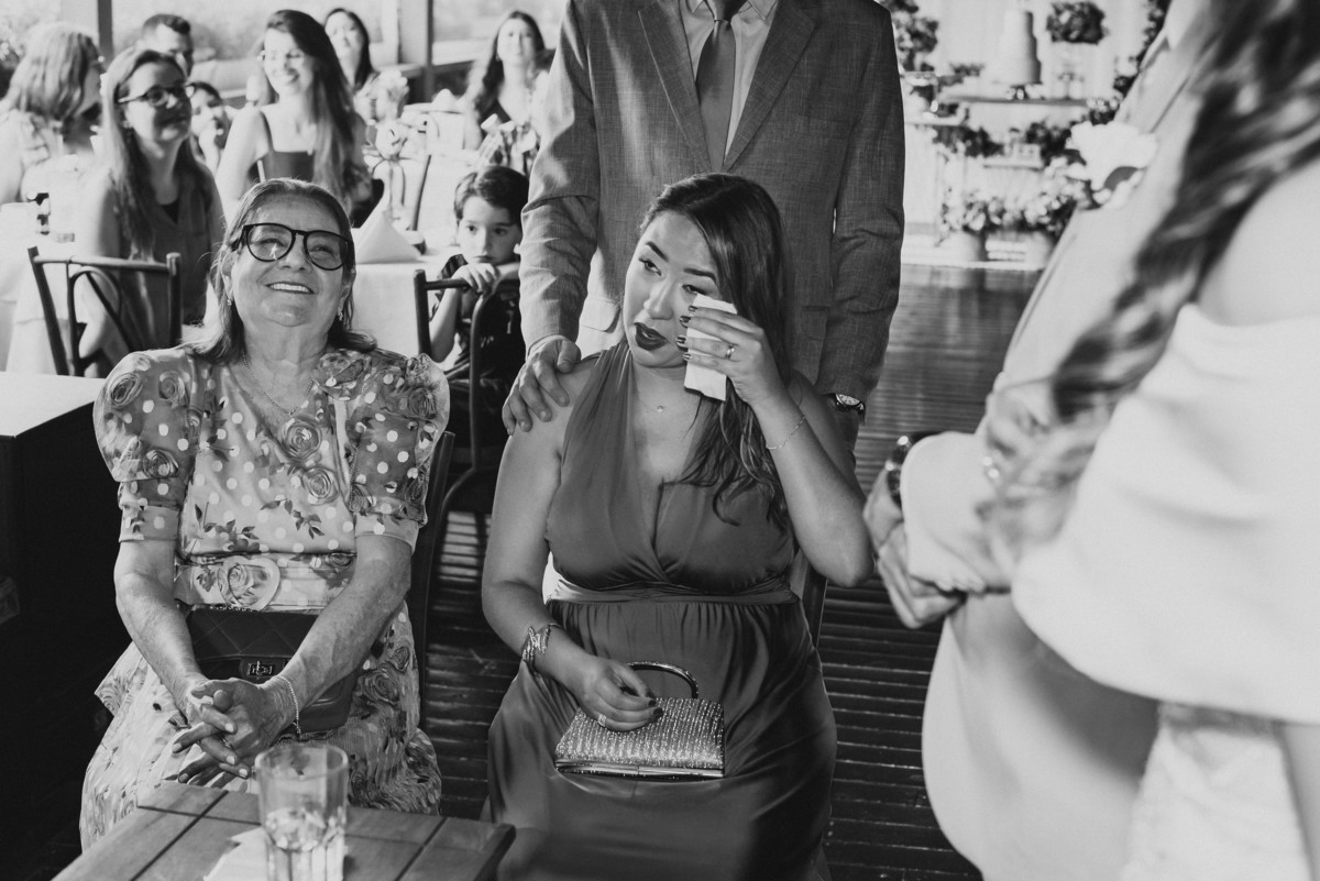 casamento civil, festa de casamento, churrascaria Golden Grill, São Paulo, fotografia documental, cerimônia intimista, troca de alianças, oração, família, amigos, risadas, dança, cerveja, emoção, fotos espontâneas, casamento leve, amor verdadeiro