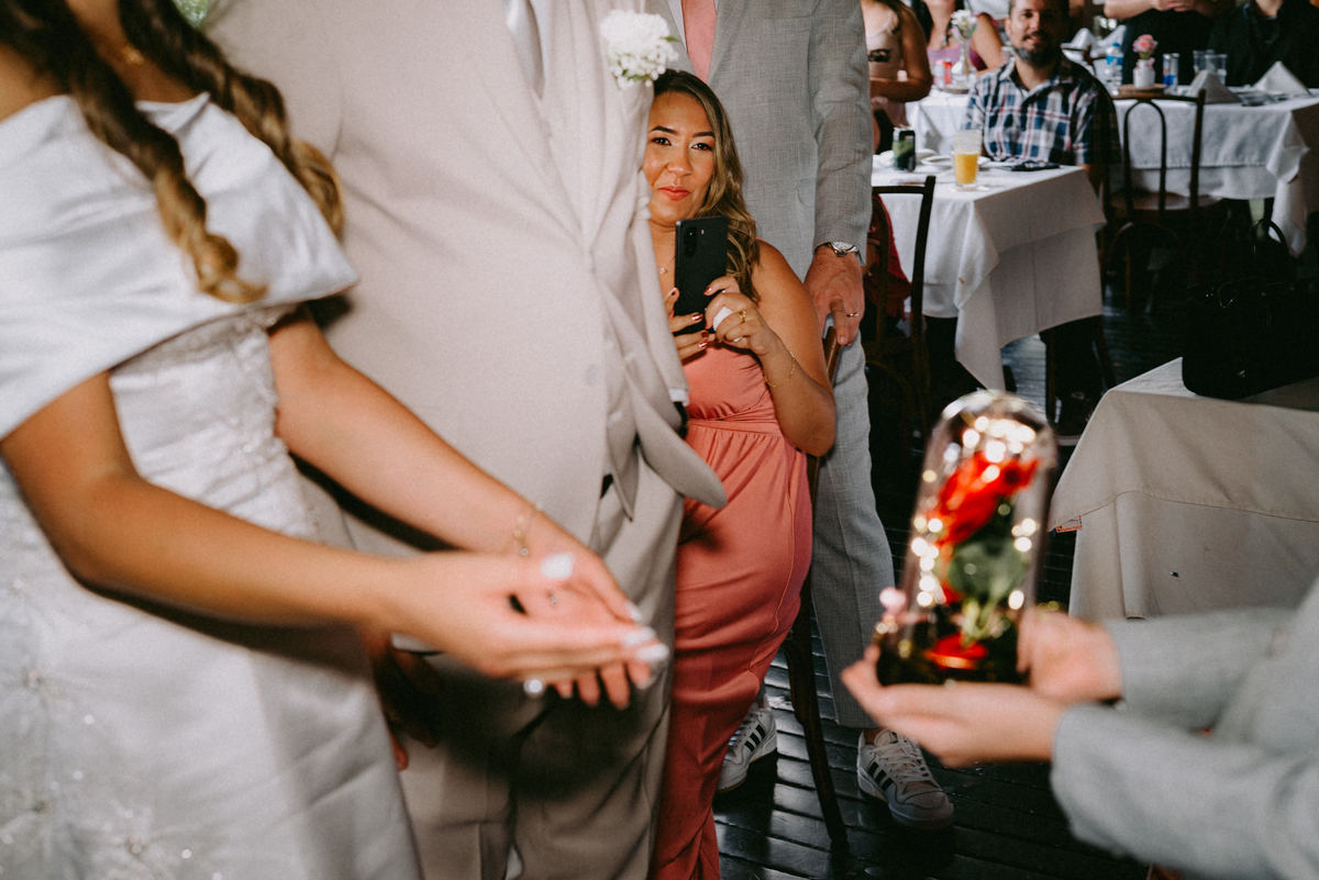 casamento civil, festa de casamento, churrascaria Golden Grill, São Paulo, fotografia documental, cerimônia intimista, troca de alianças, oração, família, amigos, risadas, dança, cerveja, emoção, fotos espontâneas, casamento leve, amor verdadeiro