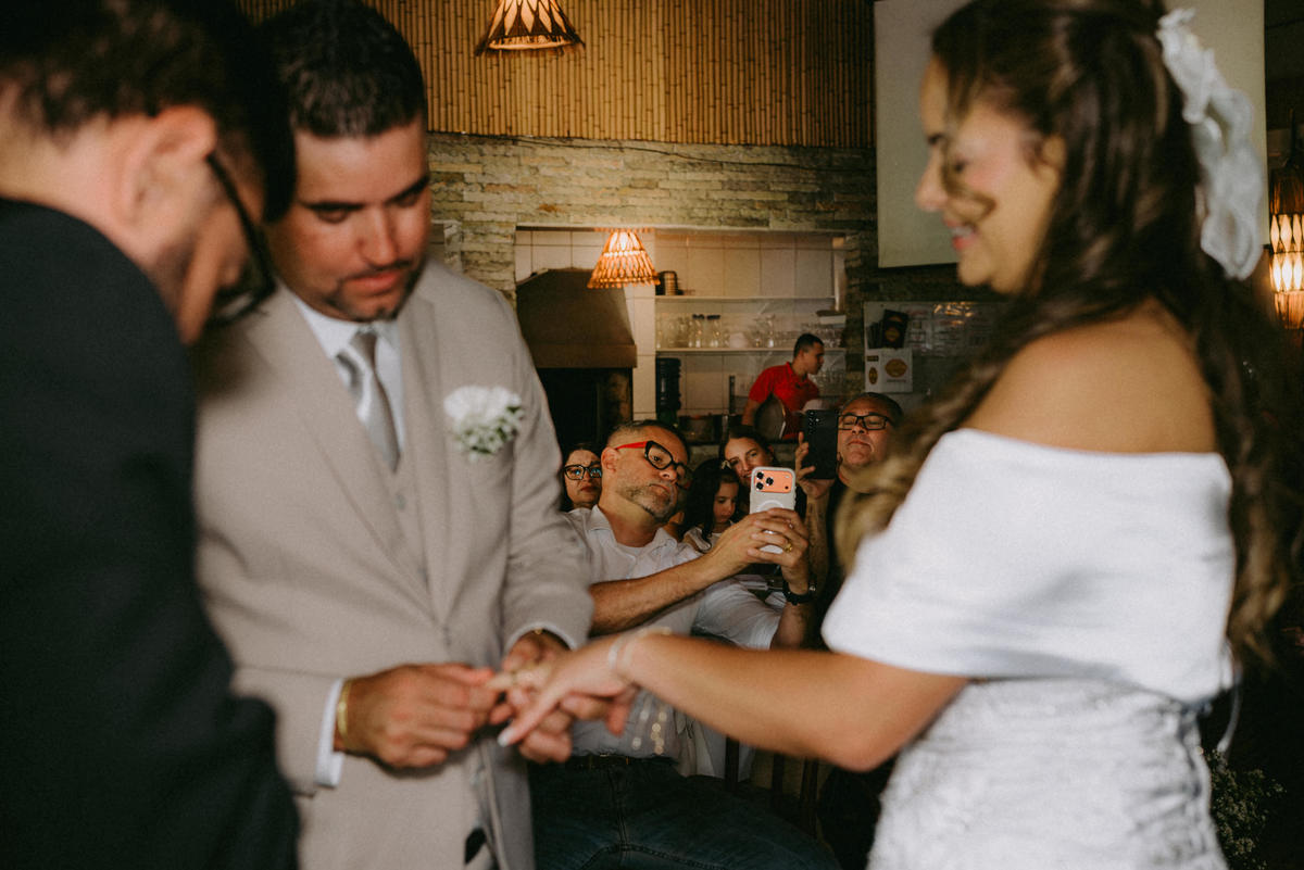 casamento civil, festa de casamento, churrascaria Golden Grill, São Paulo, fotografia documental, cerimônia intimista, troca de alianças, oração, família, amigos, risadas, dança, cerveja, emoção, fotos espontâneas, casamento leve, amor verdadeiro