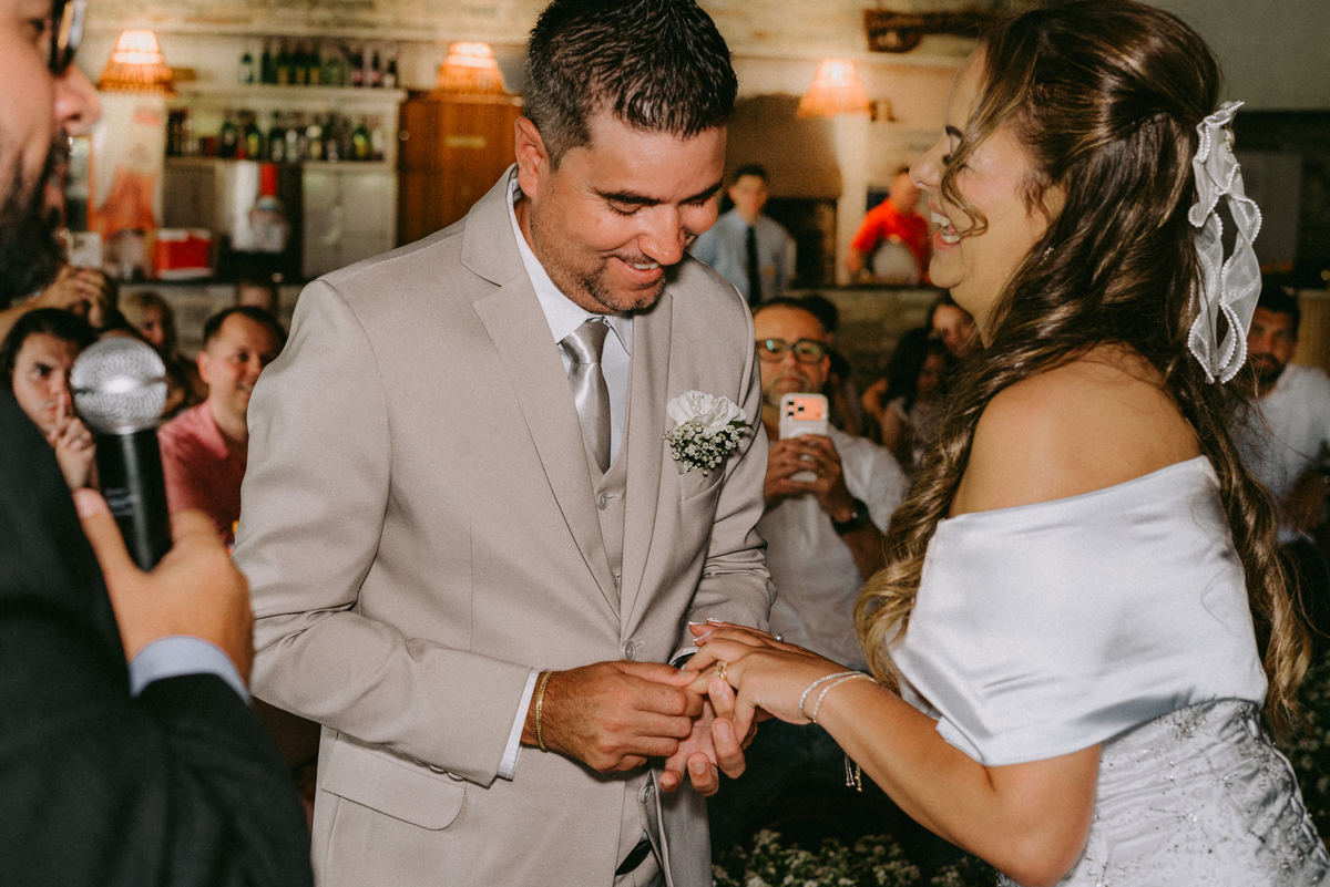 casamento civil, festa de casamento, churrascaria Golden Grill, São Paulo, fotografia documental, cerimônia intimista, troca de alianças, oração, família, amigos, risadas, dança, cerveja, emoção, fotos espontâneas, casamento leve, amor verdadeiro