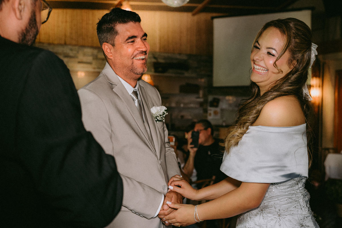 casamento civil, festa de casamento, churrascaria Golden Grill, São Paulo, fotografia documental, cerimônia intimista, troca de alianças, oração, família, amigos, risadas, dança, cerveja, emoção, fotos espontâneas, casamento leve, amor verdadeiro