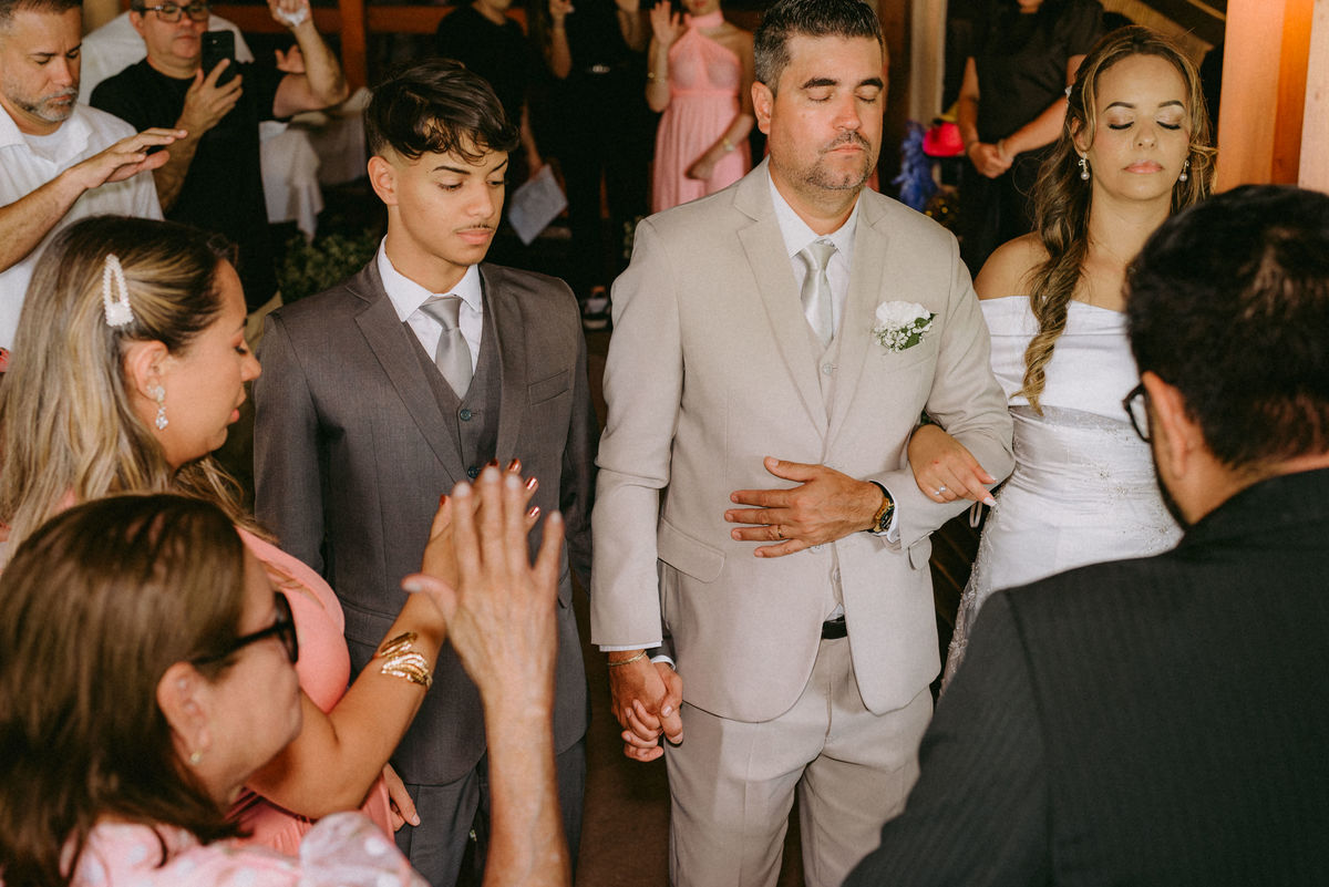 casamento civil, festa de casamento, churrascaria Golden Grill, São Paulo, fotografia documental, cerimônia intimista, troca de alianças, oração, família, amigos, risadas, dança, cerveja, emoção, fotos espontâneas, casamento leve, amor verdadeiro