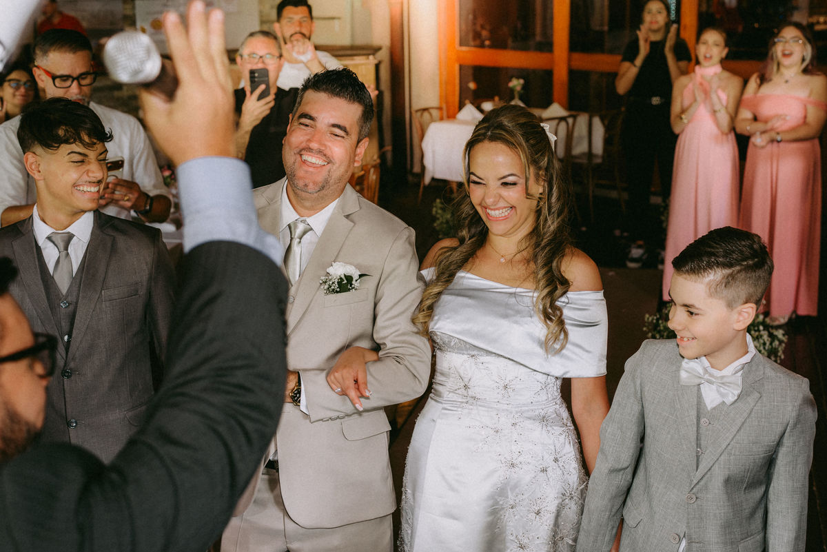 casamento civil, festa de casamento, churrascaria Golden Grill, São Paulo, fotografia documental, cerimônia intimista, troca de alianças, oração, família, amigos, risadas, dança, cerveja, emoção, fotos espontâneas, casamento leve, amor verdadeiro