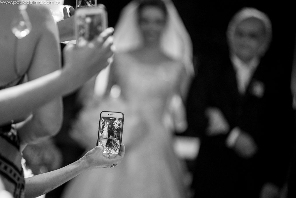 casamento, noiva, entrada, entrada da noiva, celular, convidados, foto de celular, preto e branco, pb, vestido, vestido de noiva, manaus, amazonas, paulo de lima, unic eventos, cerimonial unic