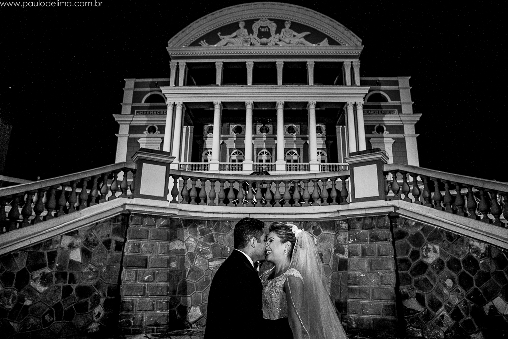 casamento, ensaio externo, depois do casamento, fotos externas, preto e branco, pb, noivo, noiva, teatro amazonas, beijo, manaus, amazonas, paulo de lima, unic eventos, cerimonial unic