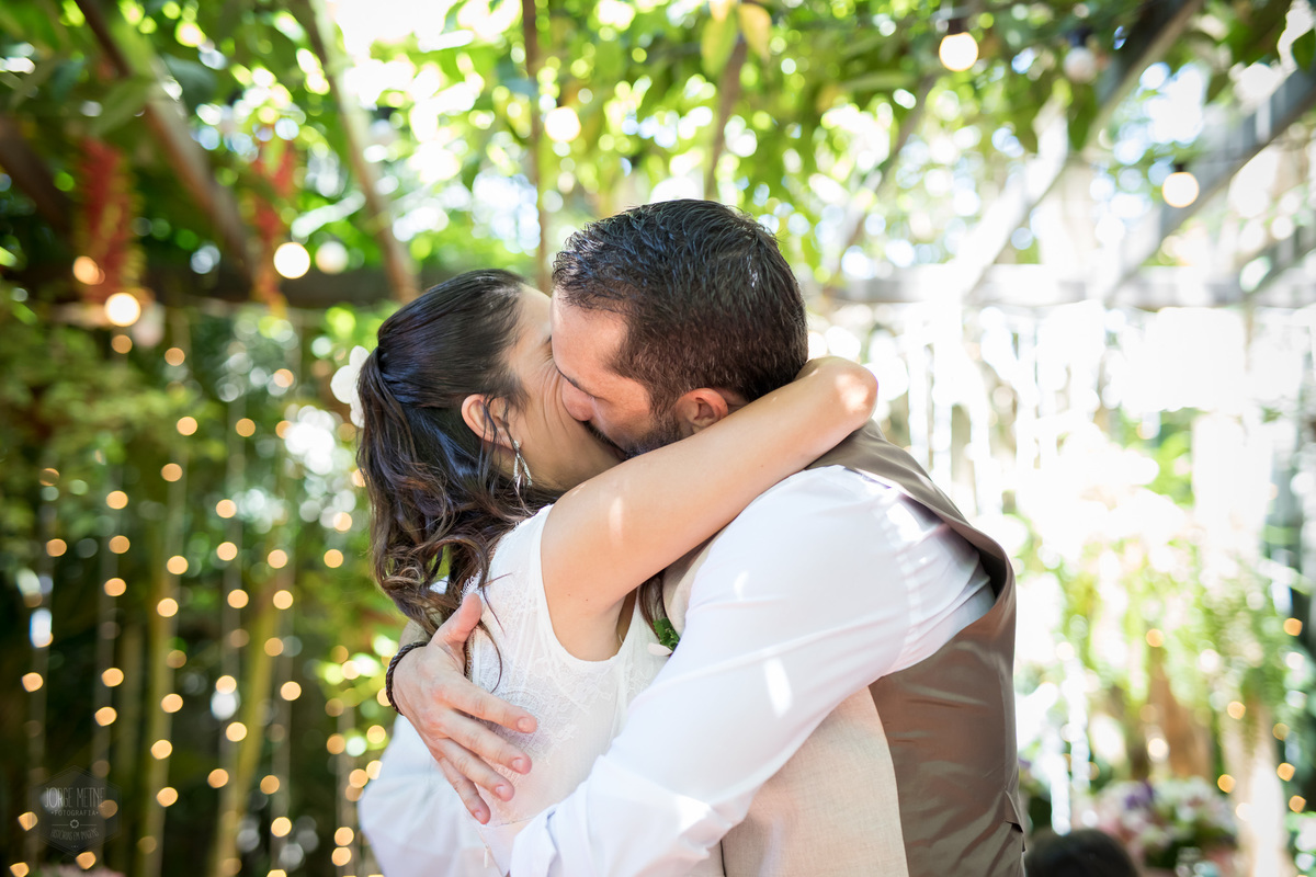 carinho e abraço dos noivos na cerimônia de casamento
