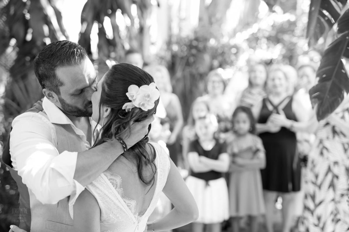 beijo dos noivos na cerimônia de casamento