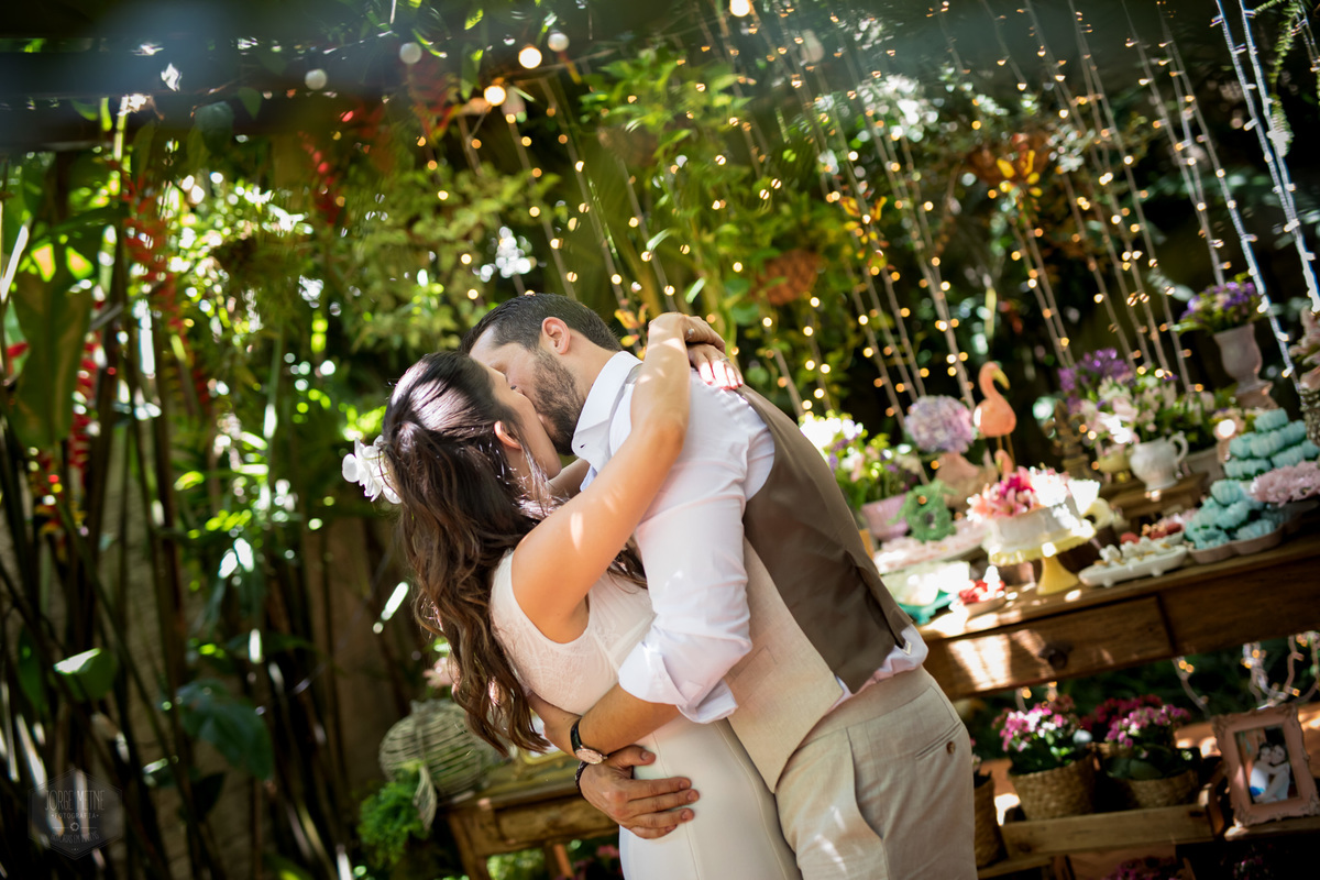 beijo dos noivos na cerimônia de casamento