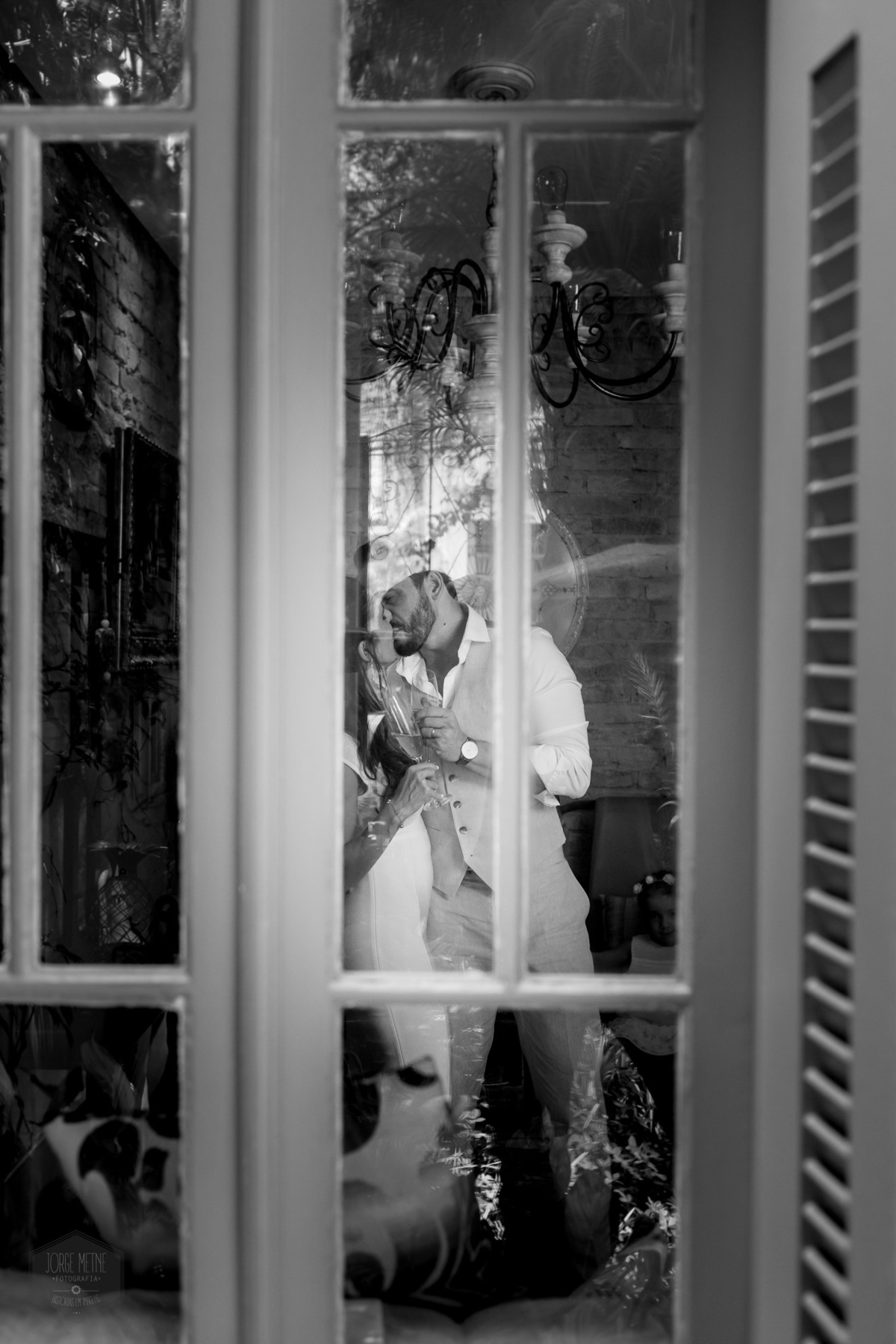 lindo beijo dos noivos no casamento