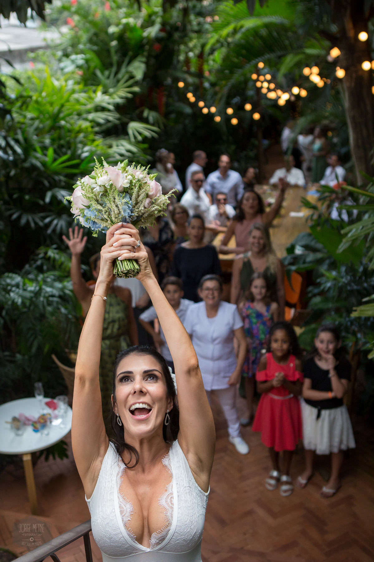 noiva jogando o buquê no casamento