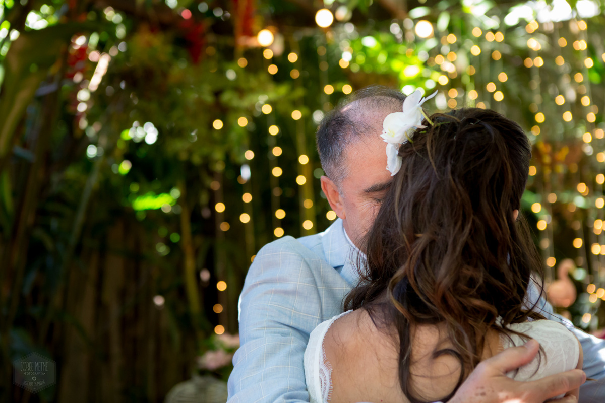 abraço do pai da noiva na noiva com amor na cerimônia