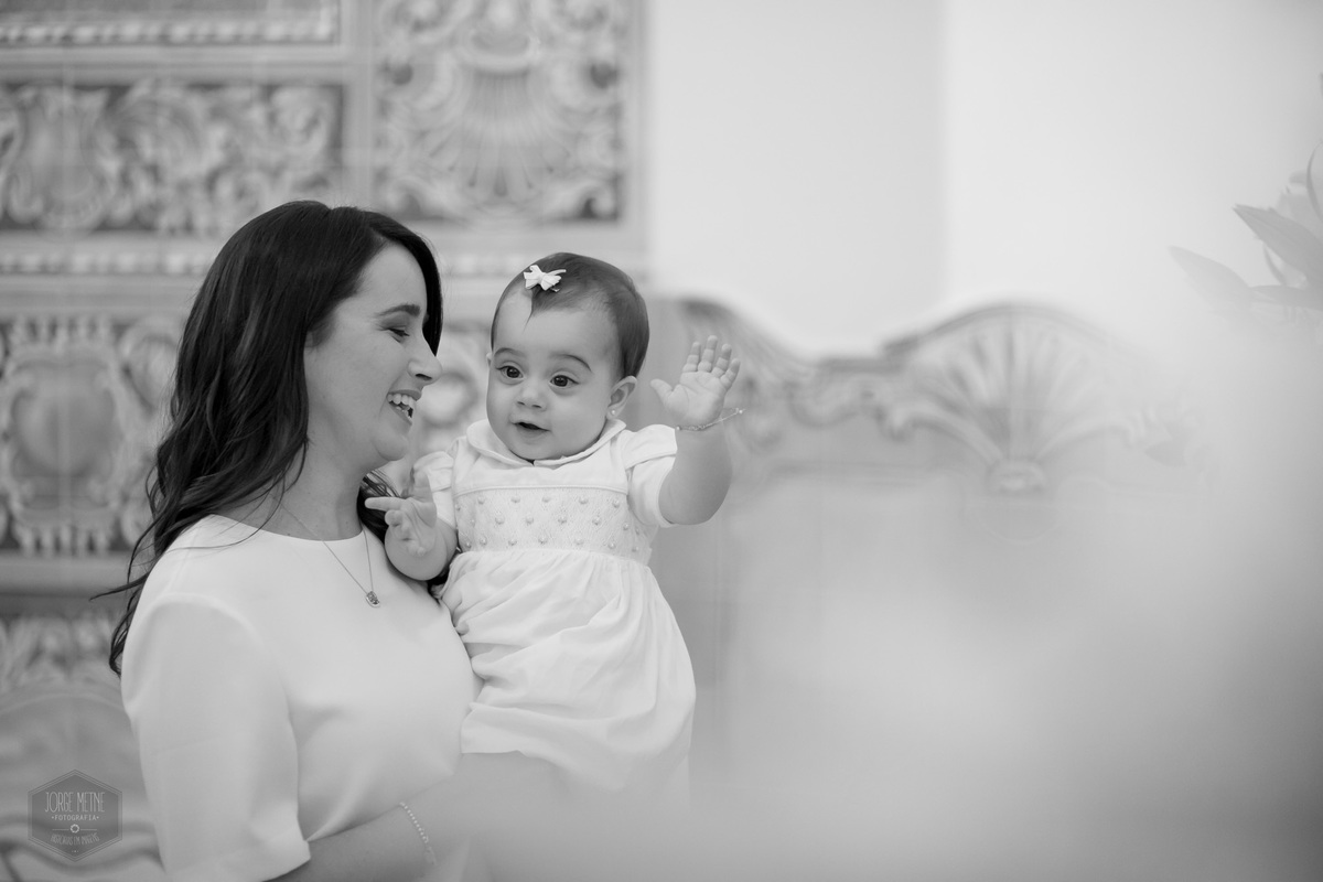 alegria da mãe e filha no batizado na Igreja Nossa Senhora do Brasil