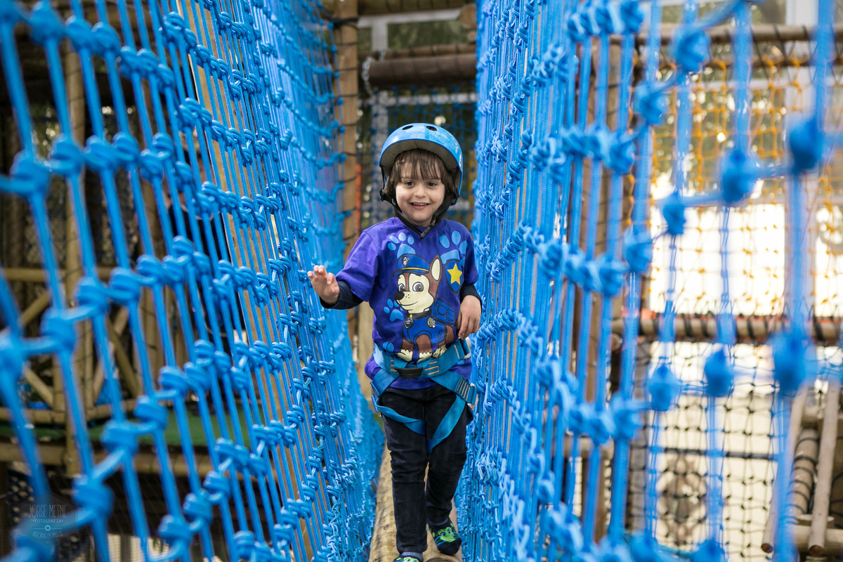 lindo menino fazendo arborismo no buffet infantil espaço lá vem o sol em São Paulo