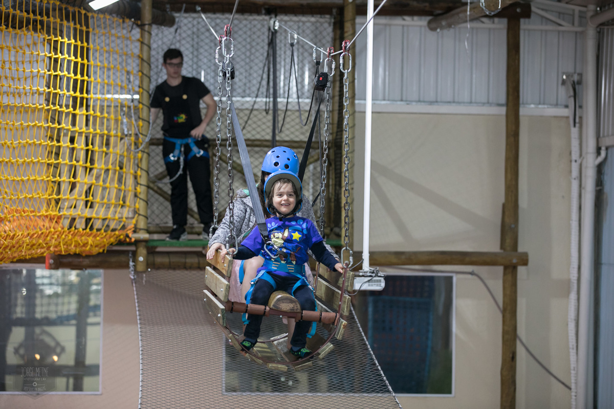 menino lindo na tirolesa no buffet infantil espaço lá vem o sol em São Paulo