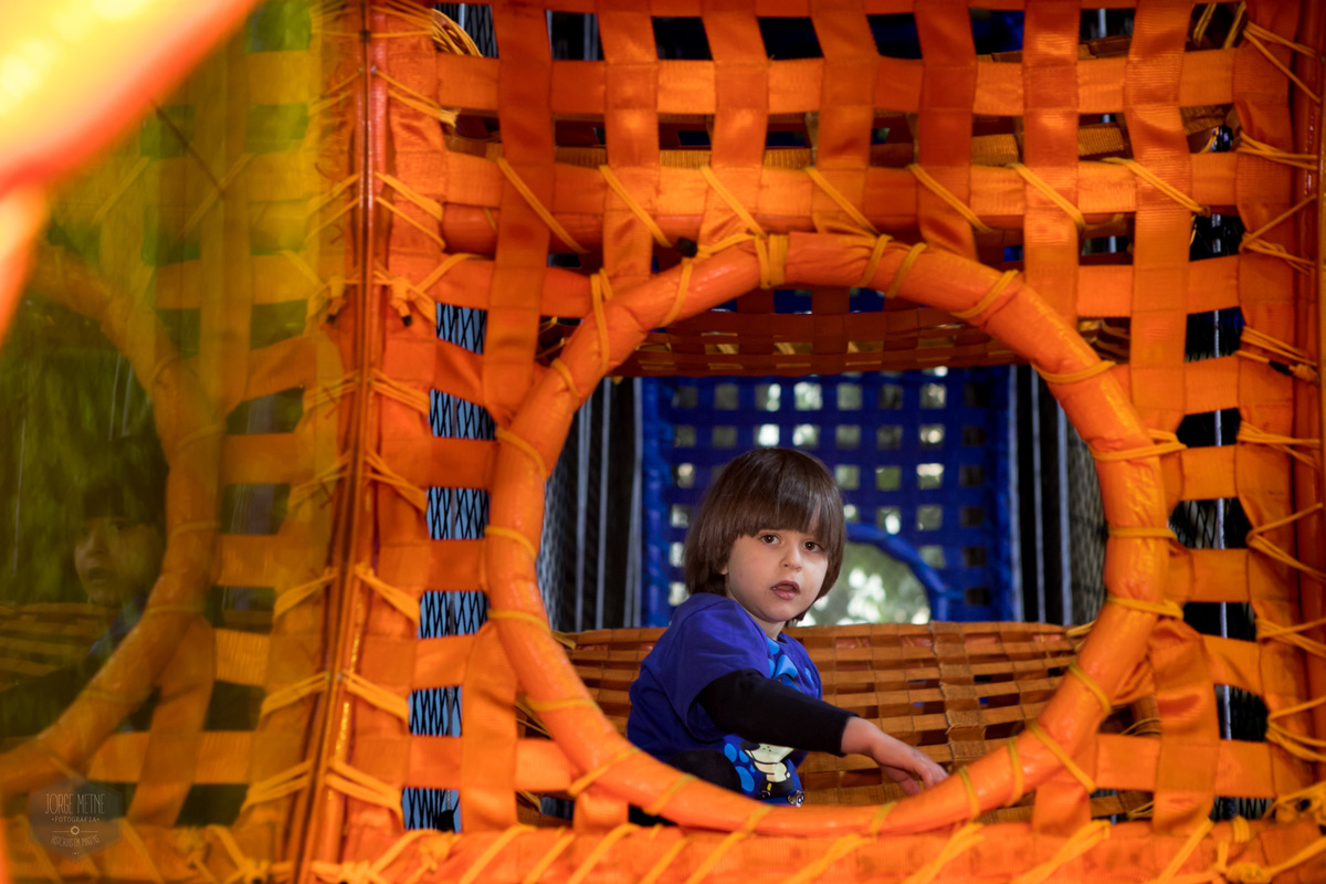 menino lindo no brinquedo no buffet infantil espaço lá vem o sol em São Paulo