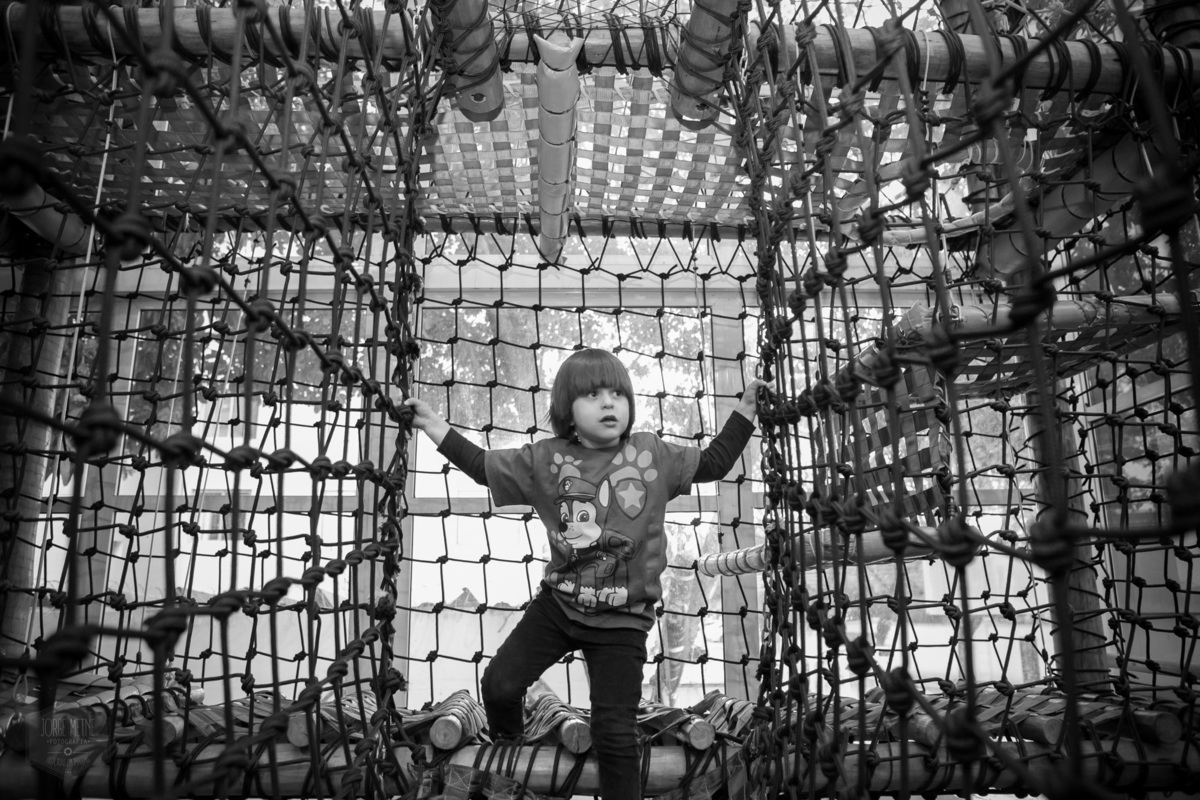 lindo menino no brinquedo no buffet infantil espaço lá vem o sol em São Paulo
