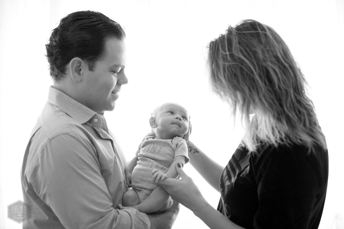 olhar com amor dos pais para o bebê fotografia de família