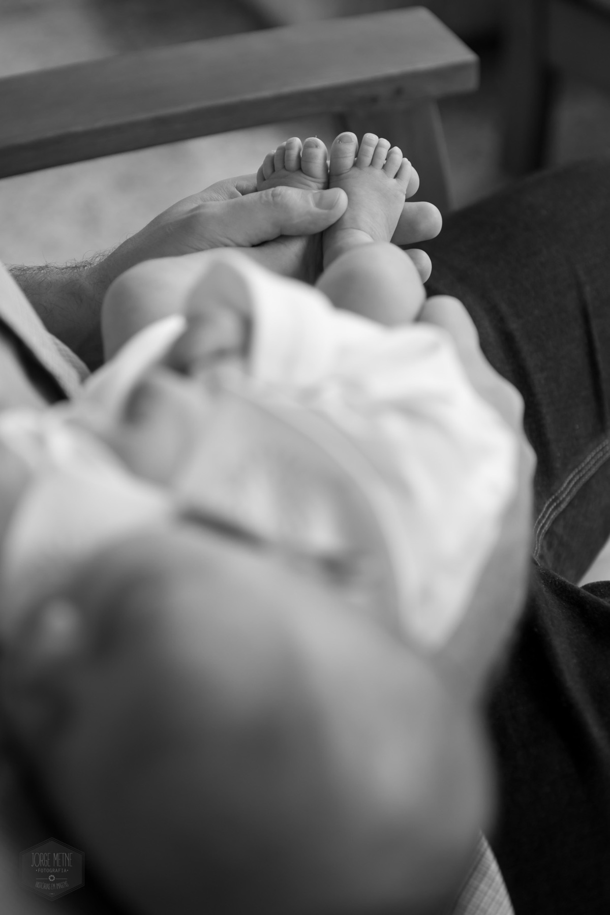 detalhe pés de bebê fotografia lifestyle de família