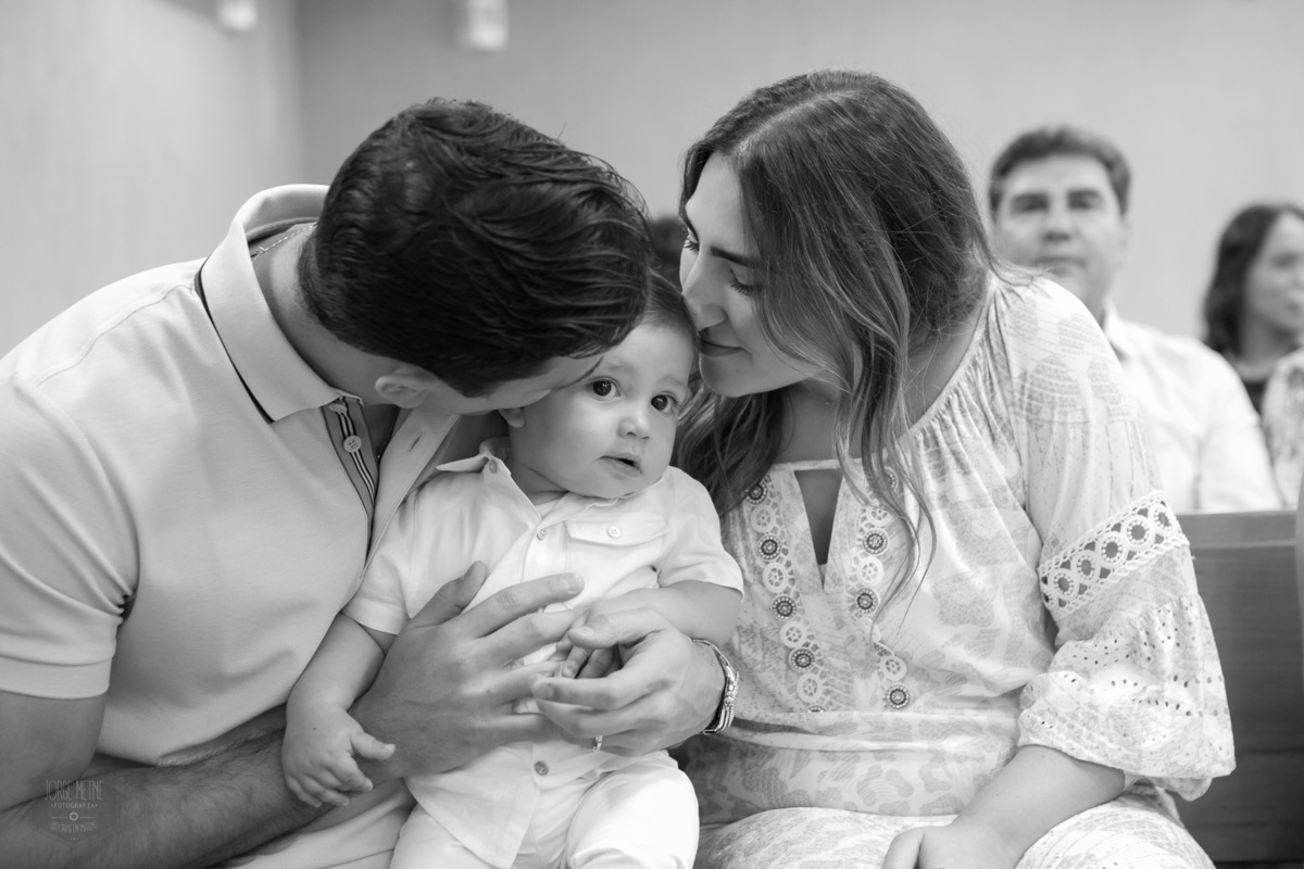 carinho dos pais no batizado na catedral anglicana de são paulo