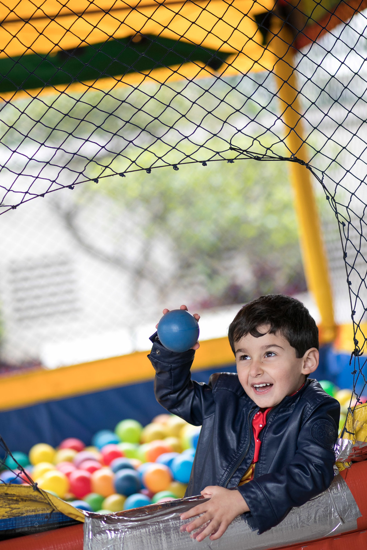 menino lindo piscina de bolinhas festa infantil 4 anos