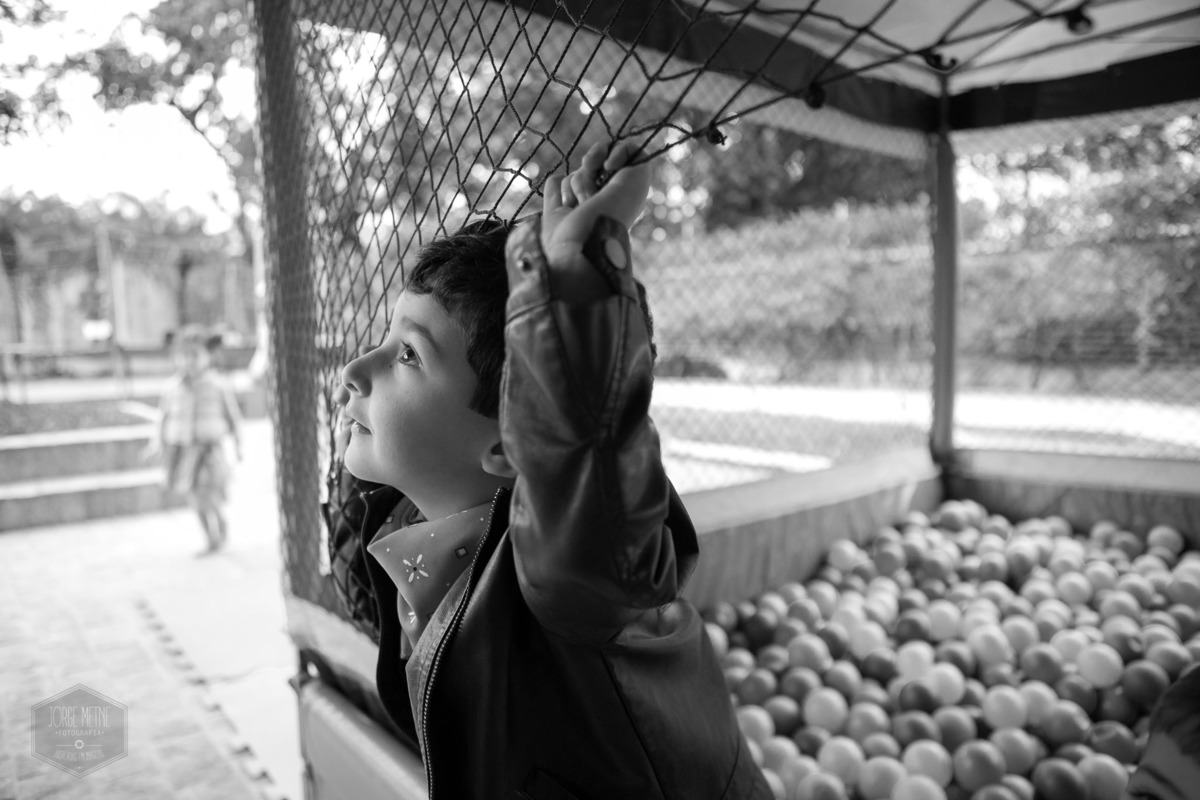 menino lindo piscina de bolinhas festa infantil 4 anos